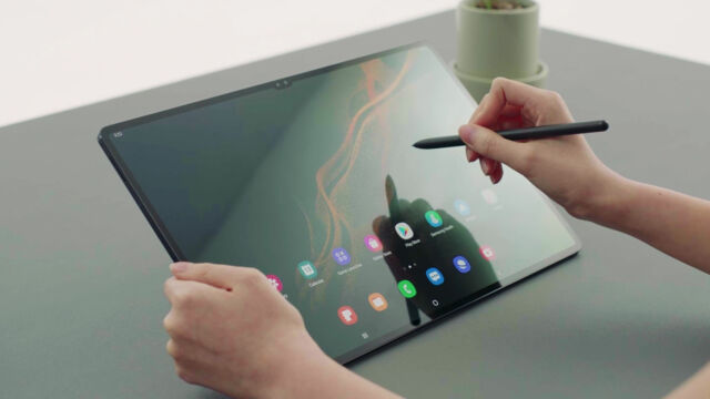Galaxy Tab S8 Ultra，配备 S-Pen 和超薄边框。